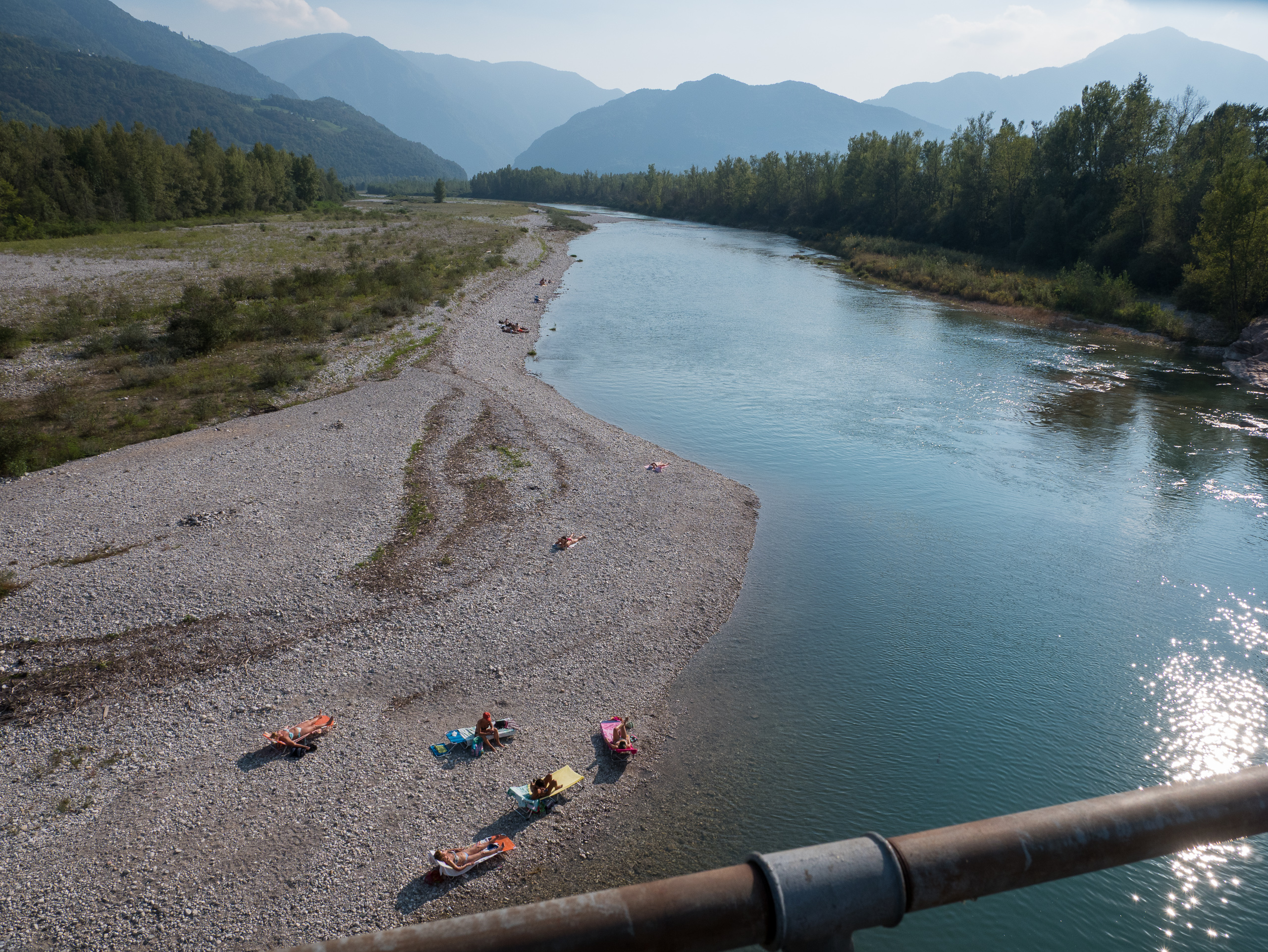 Sonnenbadende auf den Kiesbänken der Piave – von der Brücke gesehen
